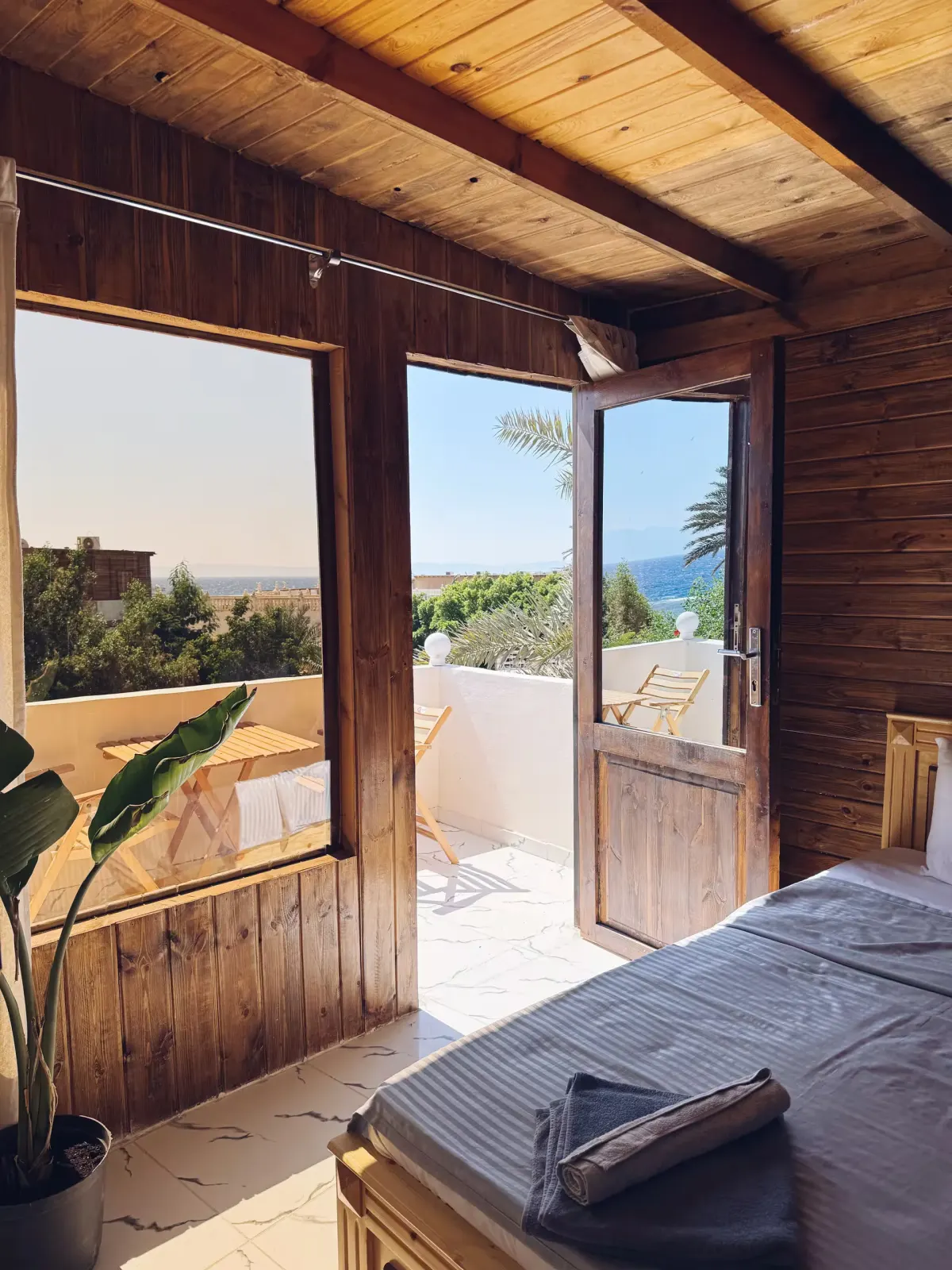 PLUM – Rooftop Sea View Studio, 1 Min to the Beach - Image 3